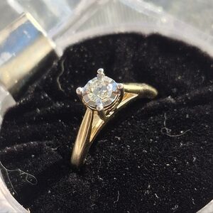 Elegant 10k Yellow Gold 1/4 Ct Natural Untreated Diamond Ring